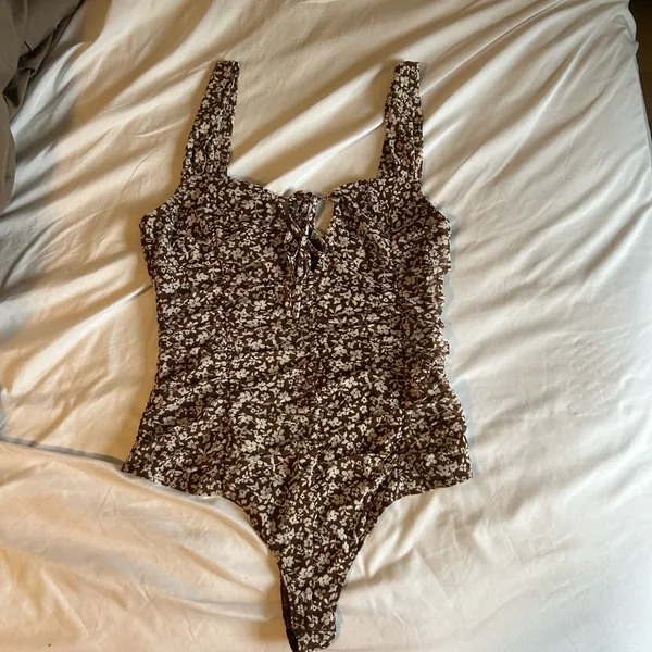 NWOT Le Lis Collection Brown Floral Bodysuit - Image 3
