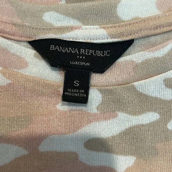 BANANA REPUBLIC luxespun Pink camo top - Image 5