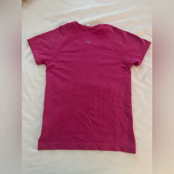 Lululemon, Sonic, pink swiftly tech size 2, sold out everywhere, worn once - Image 2