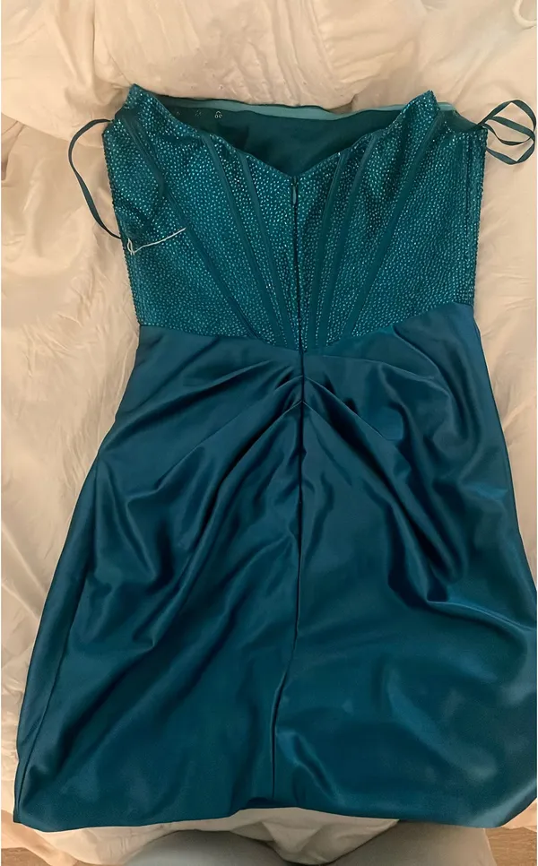Homecoming dress from formally yours super flattering - Image 2