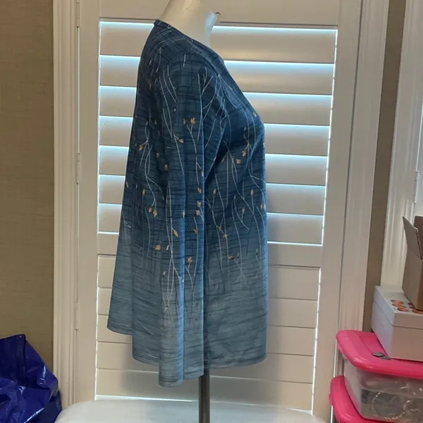 Stylish Blue Patterned Long Sleeve Women's Top - Image 3