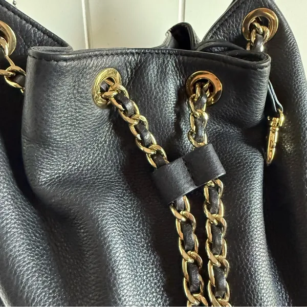 MICHAEL Michael Kors Black and Gold Shoulder Bag with‎ Chain Detail Bucket - Image 11