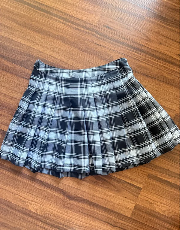 Forever 21 Black & White Pleaded Skirt - Image 4