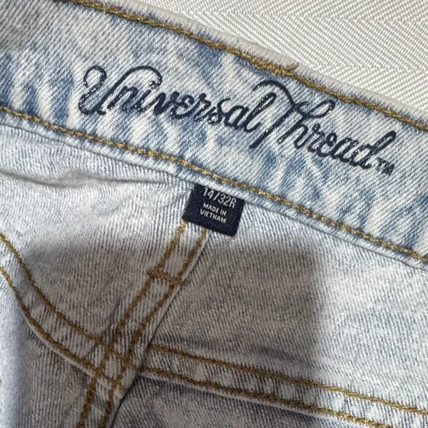 Universal Thread Light Wash Relaxed Men’s Jeans - Image 6
