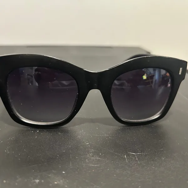 Steve Madden Black Sunglasses Sleek Design UV Protection - Image 7