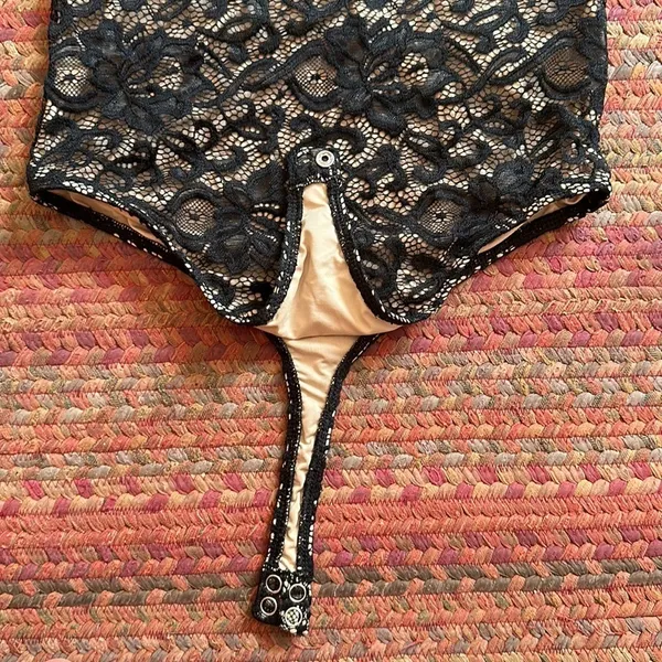 Gbg Los Angeles Black & Cream Lace Thong Bodysuit - Image 2