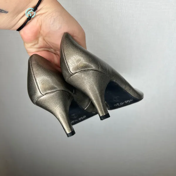 Etienne Aigner Womens Metallic Pewter Leather Round Toe Kitten Heel Pumps Size 6 - Image 4