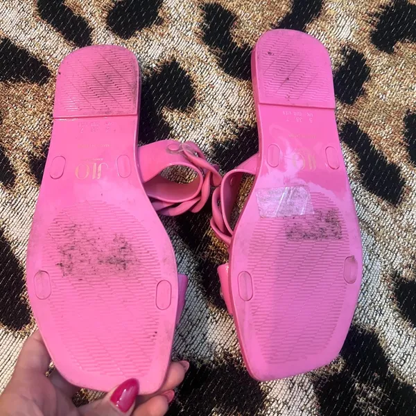 JLO pink jelly slide sandals with chain detail - Image 4