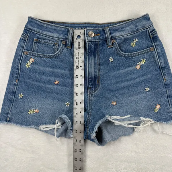 American Eagle Womens Size 4 Floral Embroidered Distressed Denim Mom‎ Shorts M - Image 6