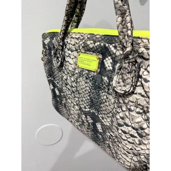 Marc Jacobs Bag Laptop Sleeve Pretty Nylon Fluoro Green Neon Snake Print 16x11"‎ - Image 2