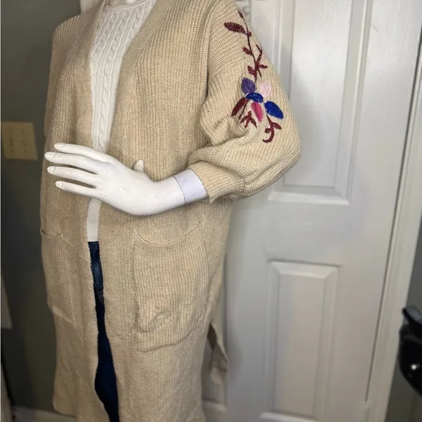 Knitted Long Cardigan Sweater Embroidered Flowers Chunky Size large. - Image 2