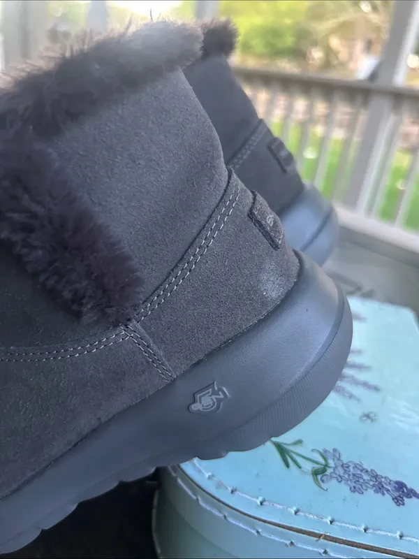 Skechers air cooled on the go goga faux fur lined booties size 6.5 M ladies - Image 3
