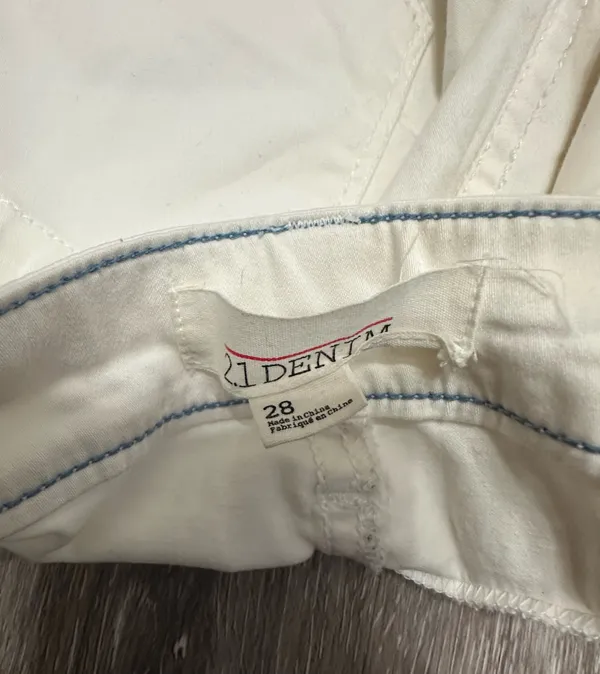 2.1 Denim ladies shorts are a size 28. - Image 8