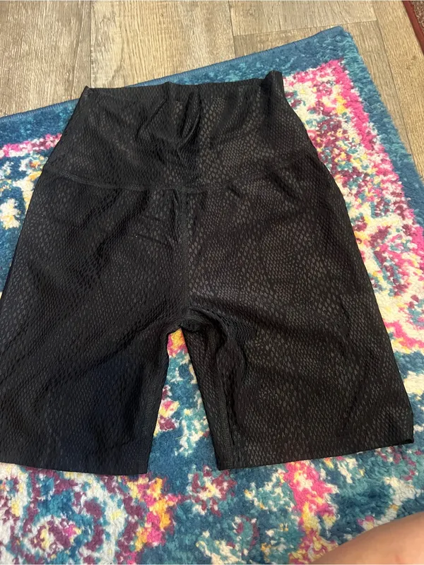 Beyond yoga Women's High-Waist Black Textured Bike Shorts - Image 4