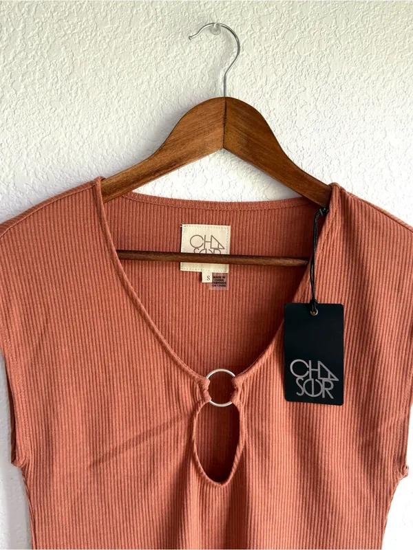 NWT Chaser Womens Shirt Burnt Orange Ribbed Sleeveless Keyhole Small - Image 3