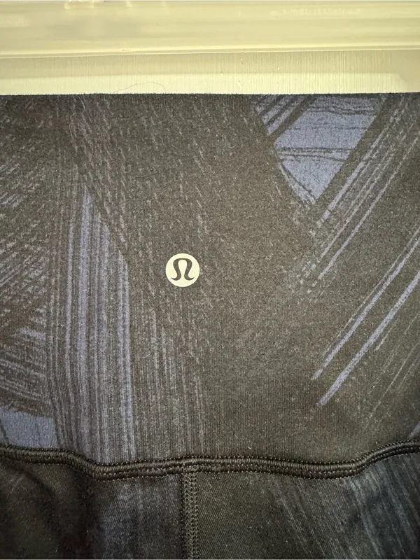 lululemon athletica Navy and Black Leggings with Brushstrokes Size 6 - Image 3