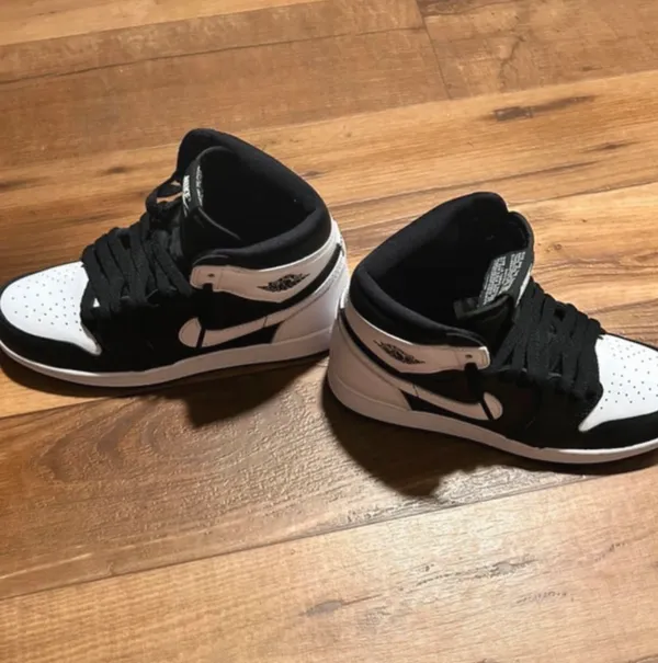Nike High-Top Jordan Air Retro 1 size 7y - Image 4