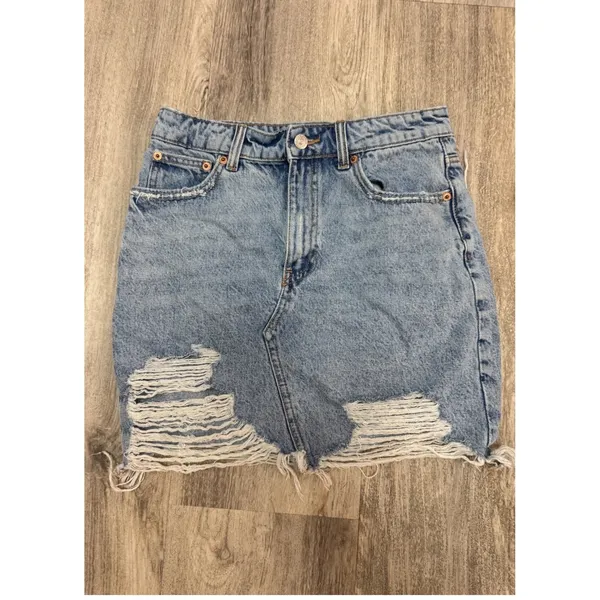 Zara Denim Mini Skirt Medium‎ M Light Wash Distressed Ripped Raw Hem Womens - Image 2