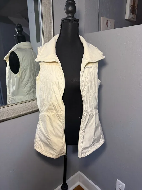 Columbia Women's Mix It Around II Cream Vest Size Medium.  - Image 4