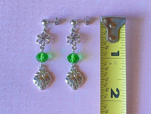 funky fairy Kawaii retro strawberry & green glass beads dangle unisex earrings 💚🍓 - Image 3