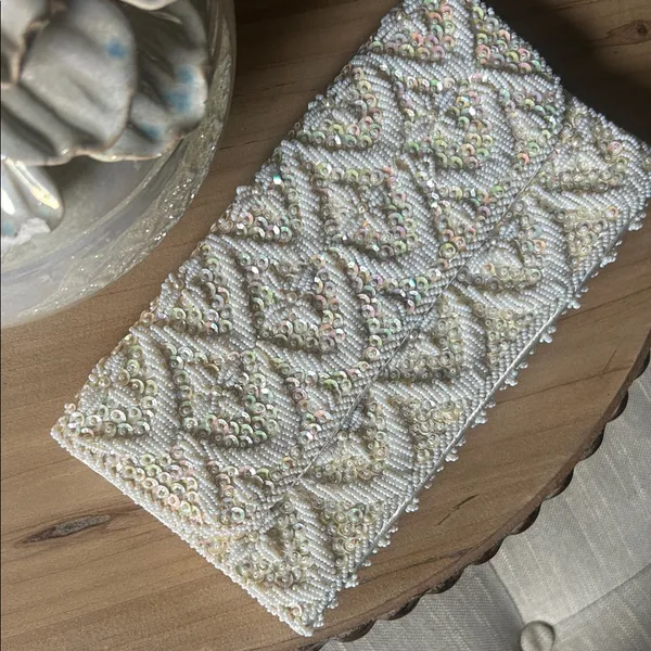 Non Signe Handmade Creme/White Bridal Beaded Clutch Made in Hong Kong - Image 4