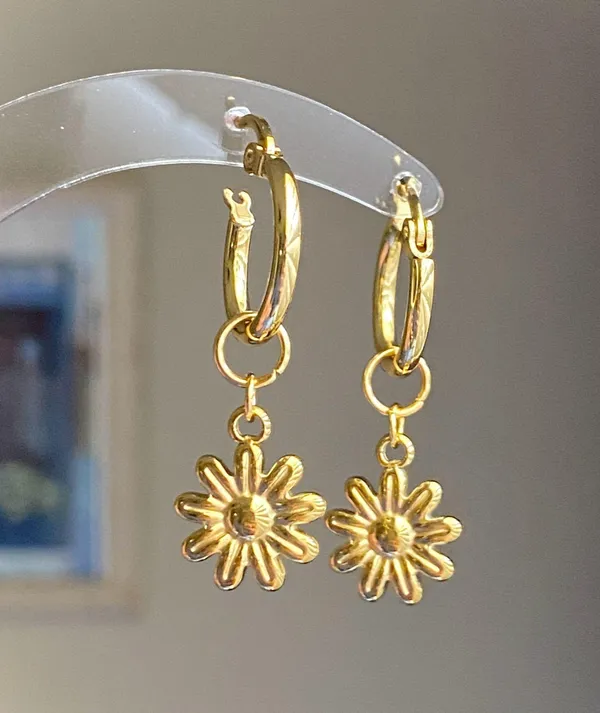 Handmade cute retro cottage fairy style gold tone mini flower dangle hoop earrings🌼 - Image 3