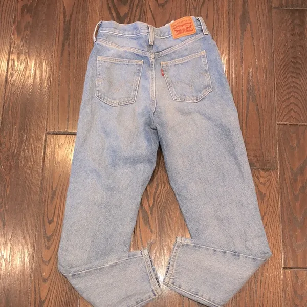 Levi’s high waisted MOM jeans distressed size 24 - Image 8