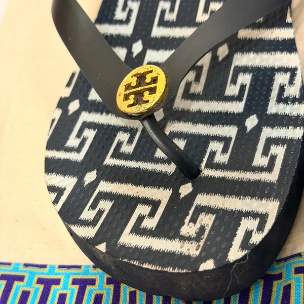 Tory Burch Rubber Printed Flip Flops Women's Size 9.5 Gold Logo Medallion - Image 5