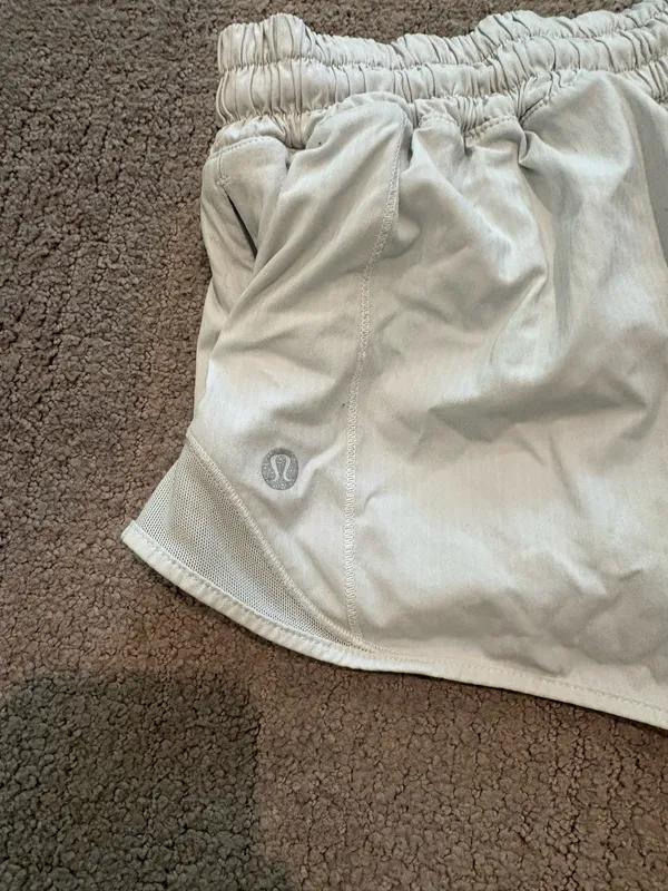 Lululemon Hotty Hot Shorts 2.5" White Low-Rise - Image 2