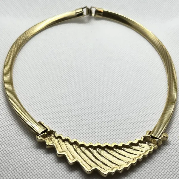 VTG NWOT 1980s Polished Gold Tone Ribbed Chevron Shaped Pendant Choker Necklace - Image 8