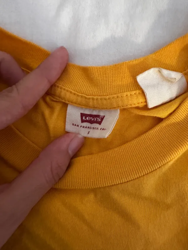 Levi’s Tee Yellow - Image 3