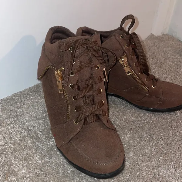 Forever 21 wedge bootie in chocolate brown with gold trim size 7.5 - Image 4