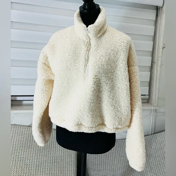Hollister pullover SOFT🌥️and warm 🔥 - Image 2