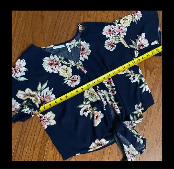 LUQ Navy Floral Tie-Up Blouse - size XSmall ***Refer to measurements. Gently warn & loved. Measurements approximately 20” from armpit to armpit x 20” long. Non-smoking home. priced to sell at as is condition. Don’t like my price, make reasonable offer! And thank you for checking my closet. - Image 7