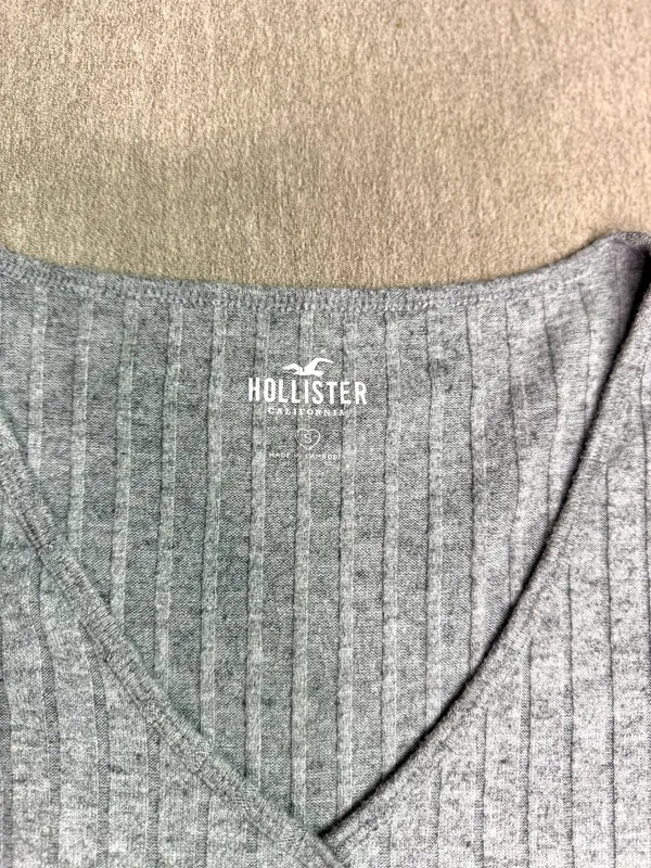 Hollister Grey T-Shirt Women’s Small - Image 3
