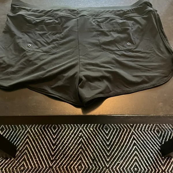Athletica black shorts in women’s large. GUC. - Image 3