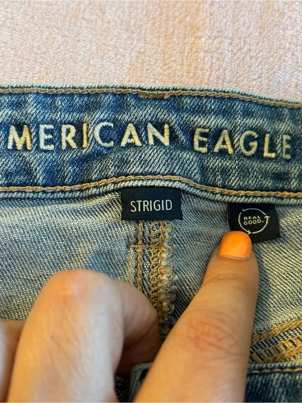 American Eagle Strigid Mom Jean distressed high rise straight fit size 8 casual - Image 3