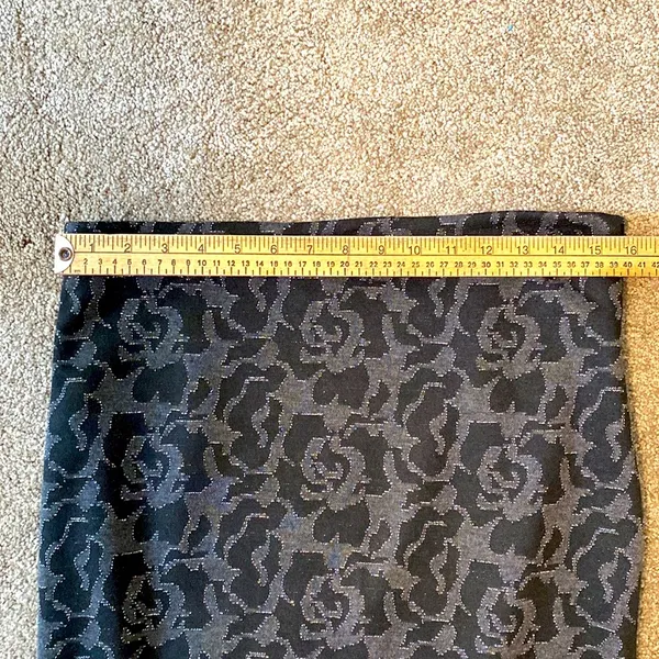 Banana Republic || Black/grey/silver print lined pencil skirt with side zipper - Image 6