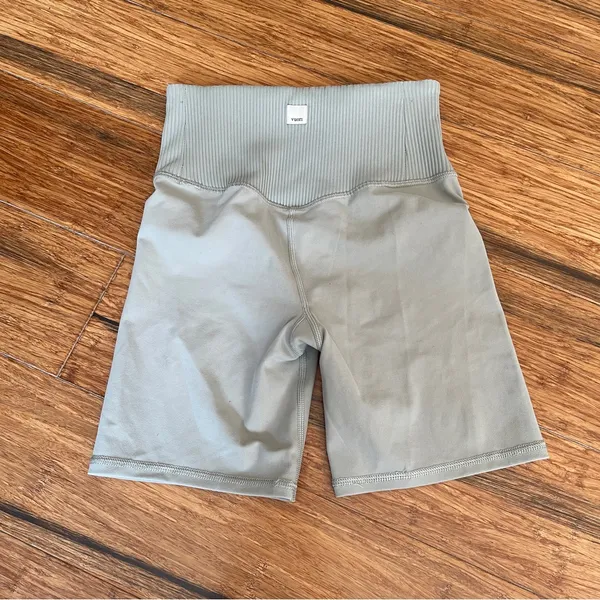 Vuori Ribbed Studio Shorts Sage Green XS - Image 4