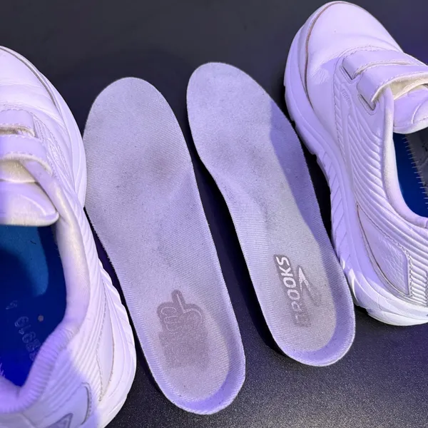 Brooks Addiction Walker V-Strap 2 White Leather Walking Shoes Womens 8.5 - Image 7