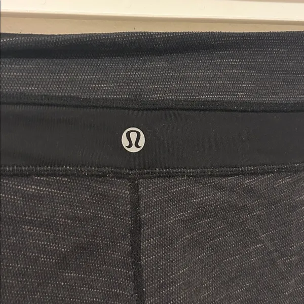 Lululemon Capris Leggings Black and Gray Size 6 - Image 3