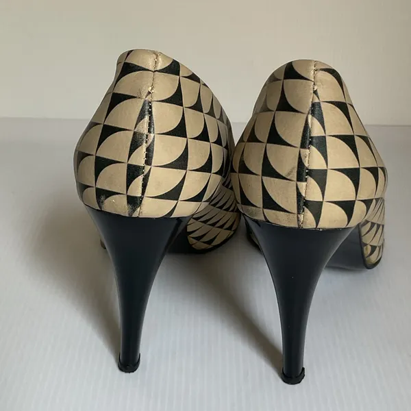 Geometric Print Pointed Toe Heels Women’s 9.5 Black Beige Statement Art Pumps - Image 4