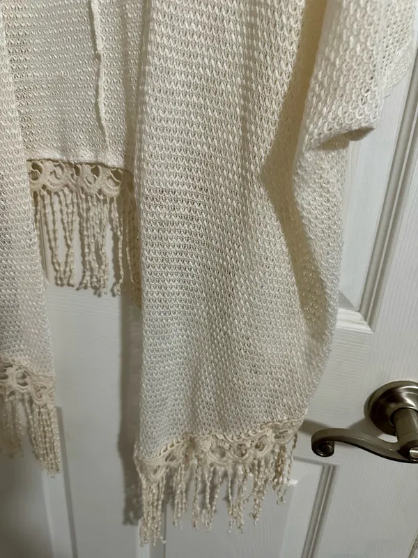 Wet Seal Cream color crotchet shawl size medium - Image 3