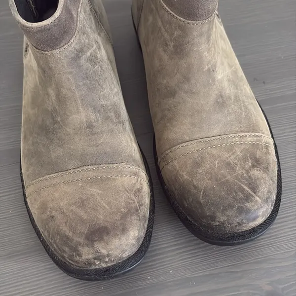 Ugg Attell Black Waterproof Leather Bootie‎ Side Zip Wool Lining Size 7.5 - Image 3