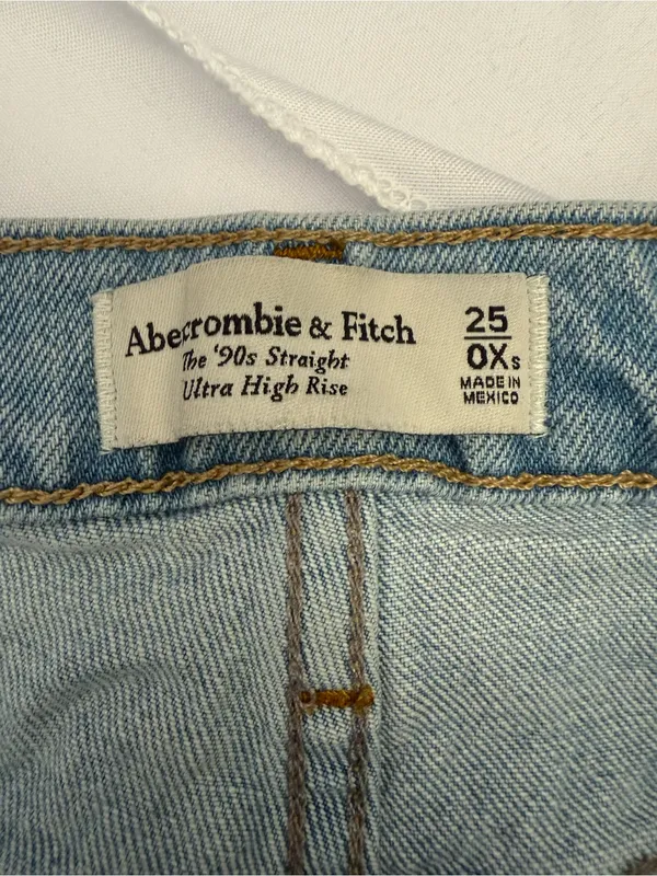 Abercrombie & Fitch 90s Straight Ultra High Rise Light Wash Jeans Size 25 / OX S - Image 4