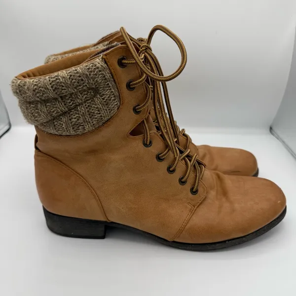Tan lace up ankle boots with a boho vibe. Size 9.5 - Image 3