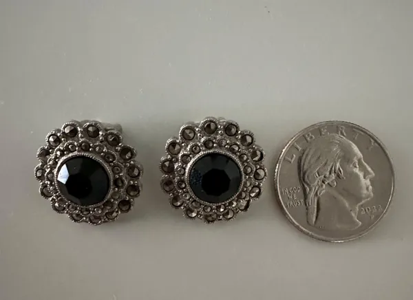 Vintage Faux Onyx Rhinestone Filagree Clip On Earring in Silver Tone Metal - Image 2