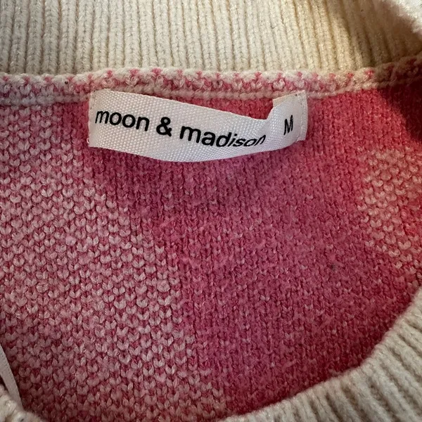 Moon & Madison Sz:M Cropped Pink Smiley Face Crew Neck Oversized Sweater. - Image 6