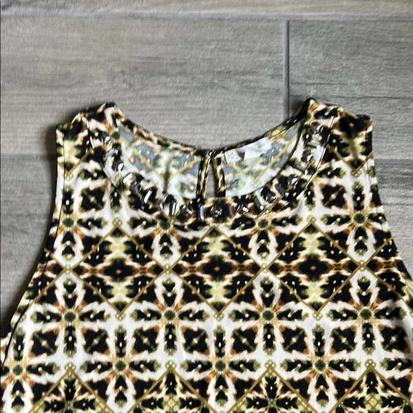 Black and White Boxy Sleeveless Tank Top - Image 3