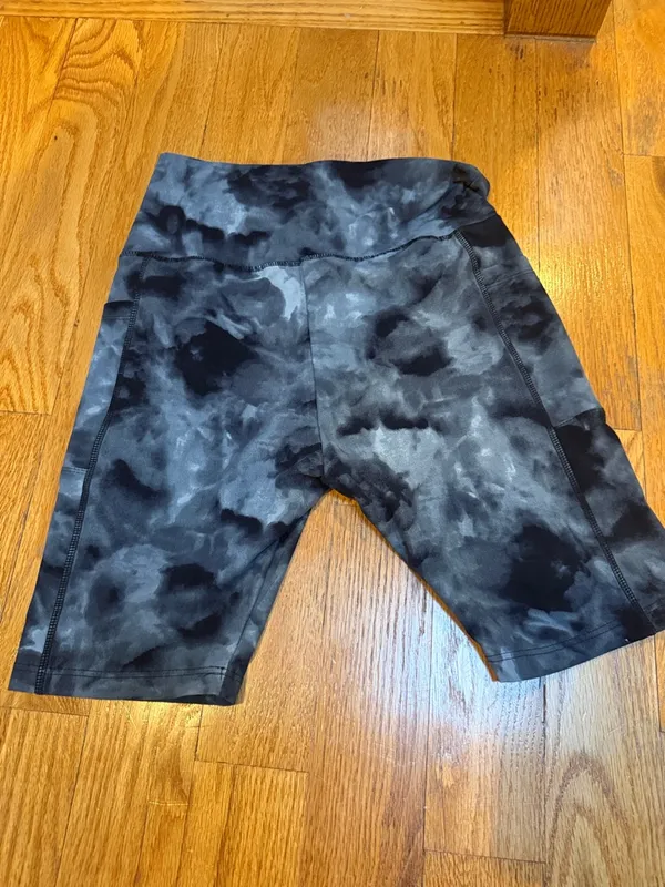 🌸Amazon Black & Gray Tie-Dye High-Rise Bike Shorts - Image 3